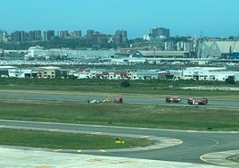 Momento en el que acudían al avión que se había salido de la pista.