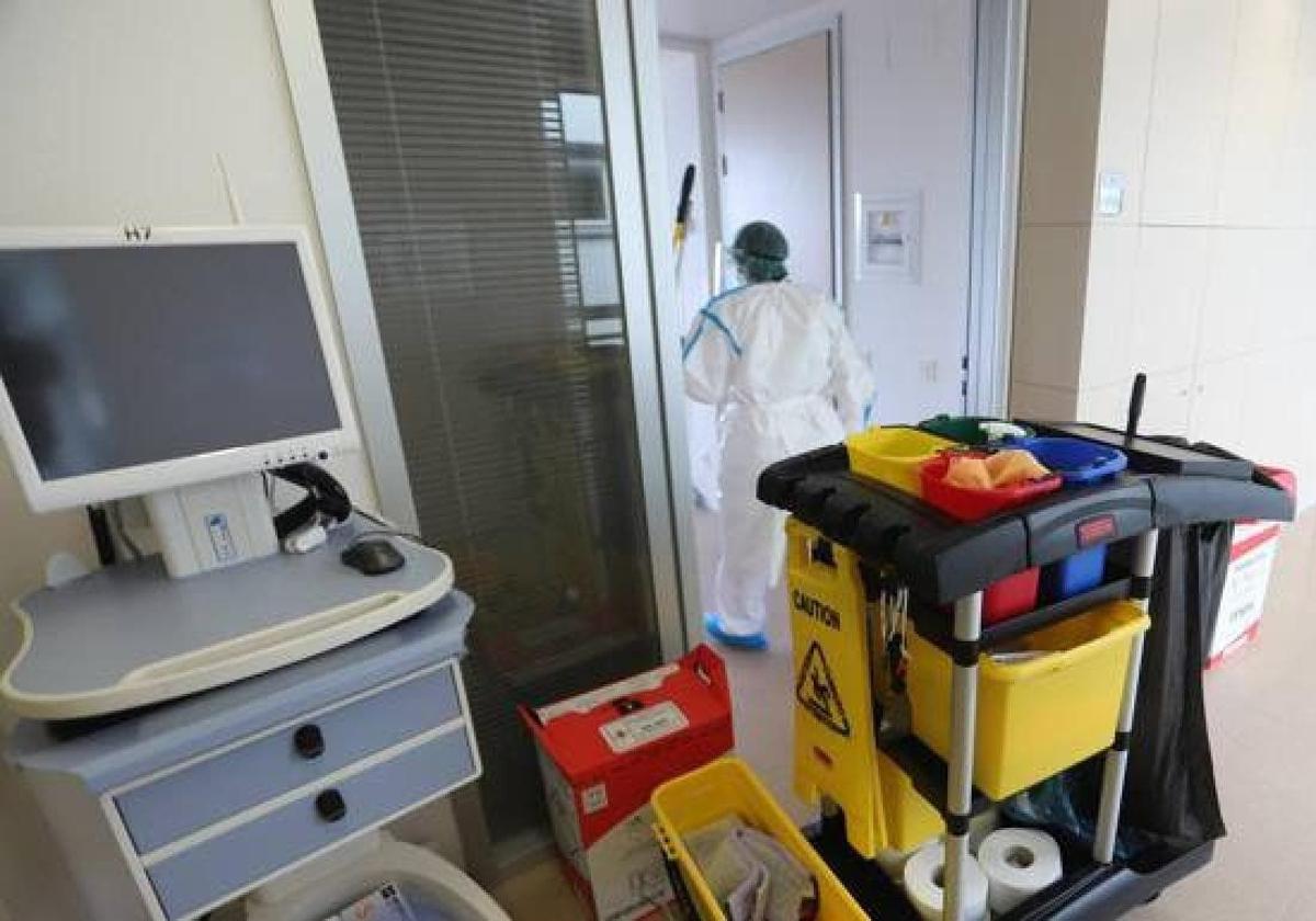 Sanidad invierte 9,8 millones en servicios de limpieza, vehículos para sanitarios e institutos biosanitarios