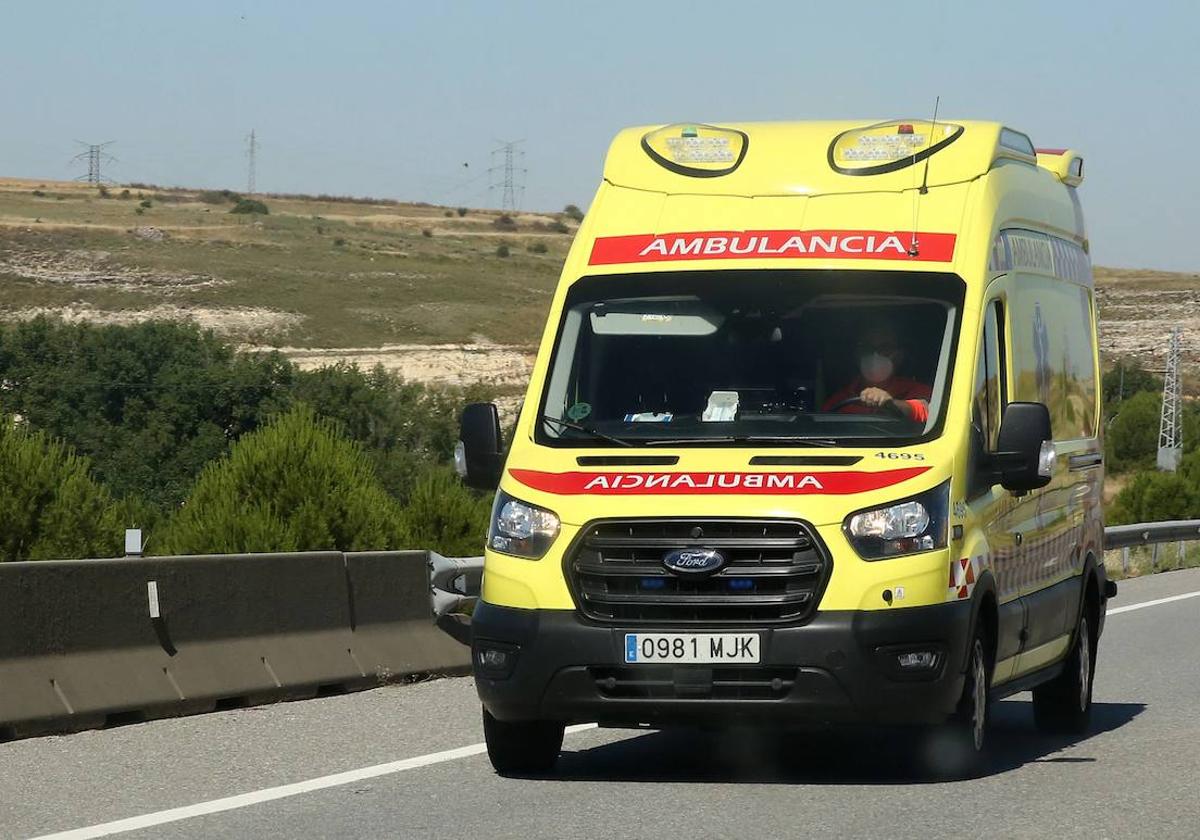 Ambulancia en una carretera de Segovia.