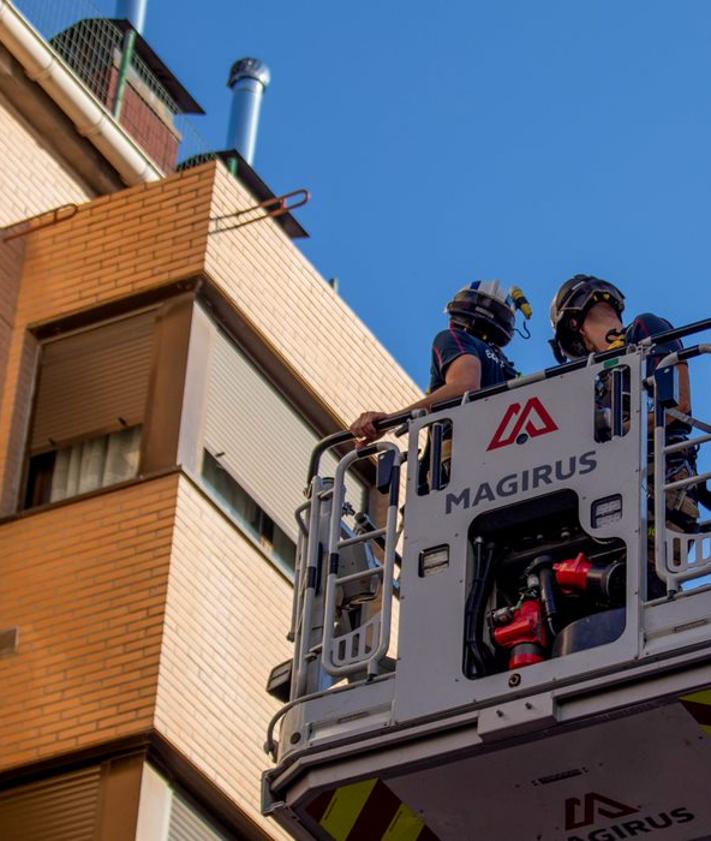 Imagen secundaria 2 - Los Bomberos de Burgos trabajan para acceder a una casa por la ventana.