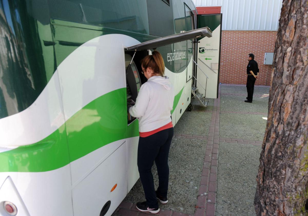 Un cajero automático itinerante en un pueblo de Castilla y León.