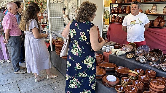 La falta de relevo generacional causa la menor afluencia de artesanos a la feria de cerámica