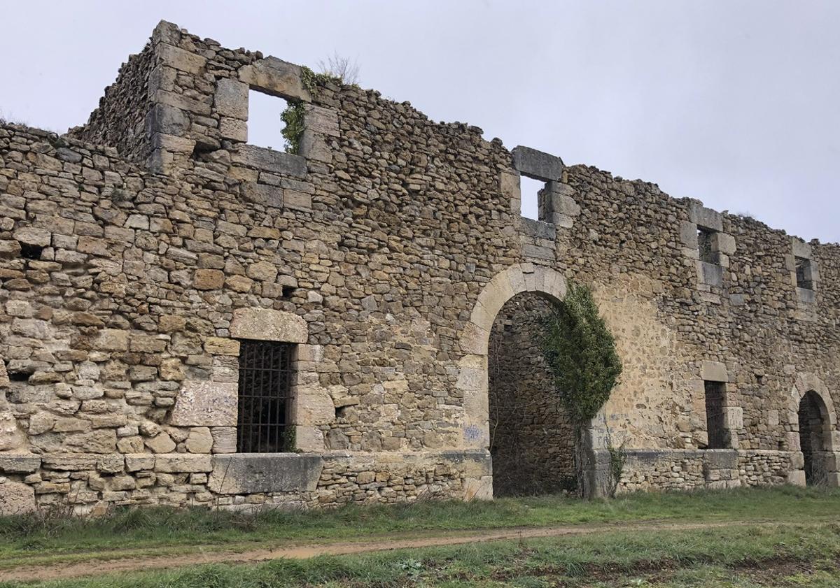 Imagen principal - Tres edificios de Burgos «completamente arruinados» se suman a la Lista Roja de patrimonio