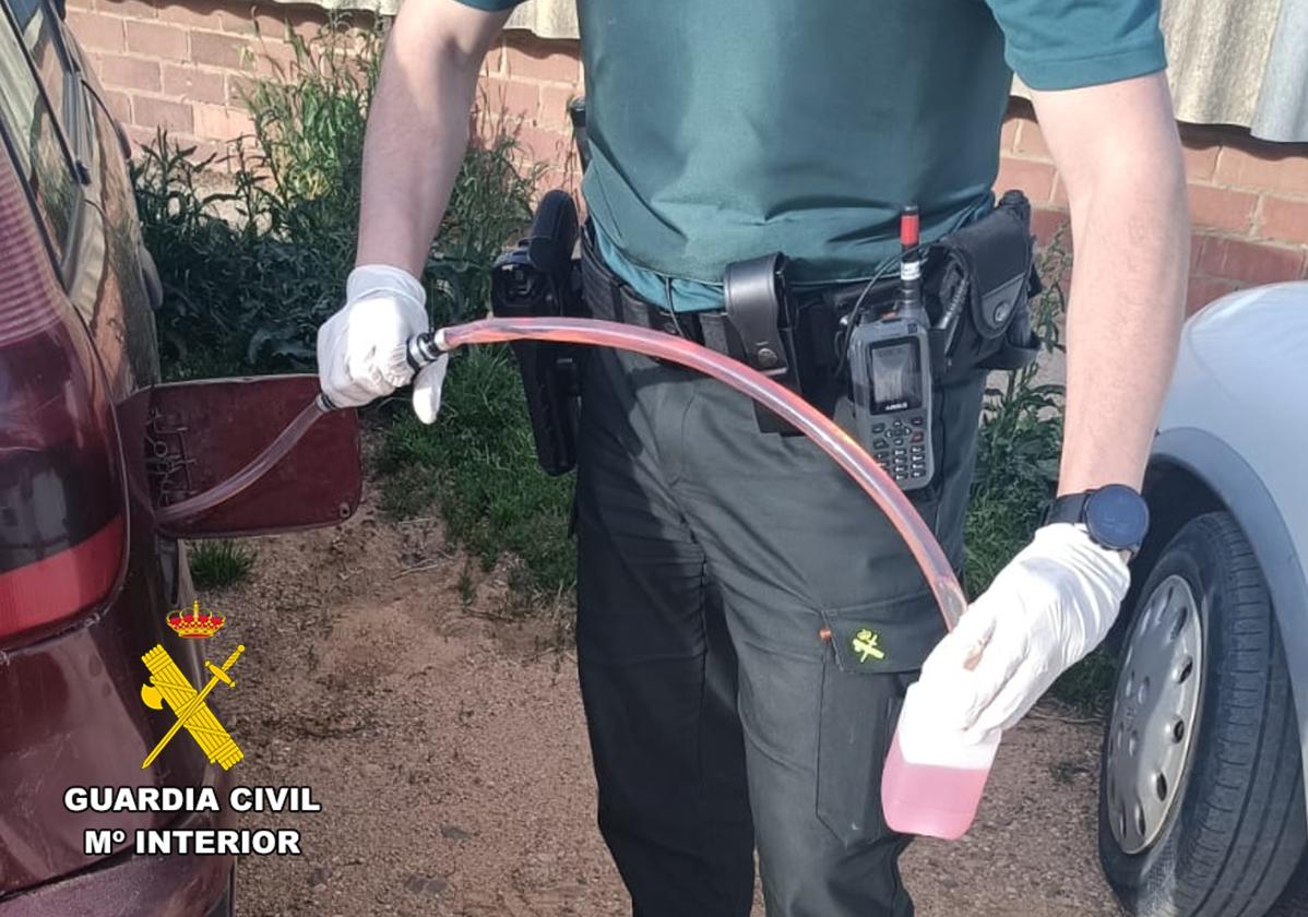 La Guardia Civil intervino dos coches usando gasóleo fraudulento.