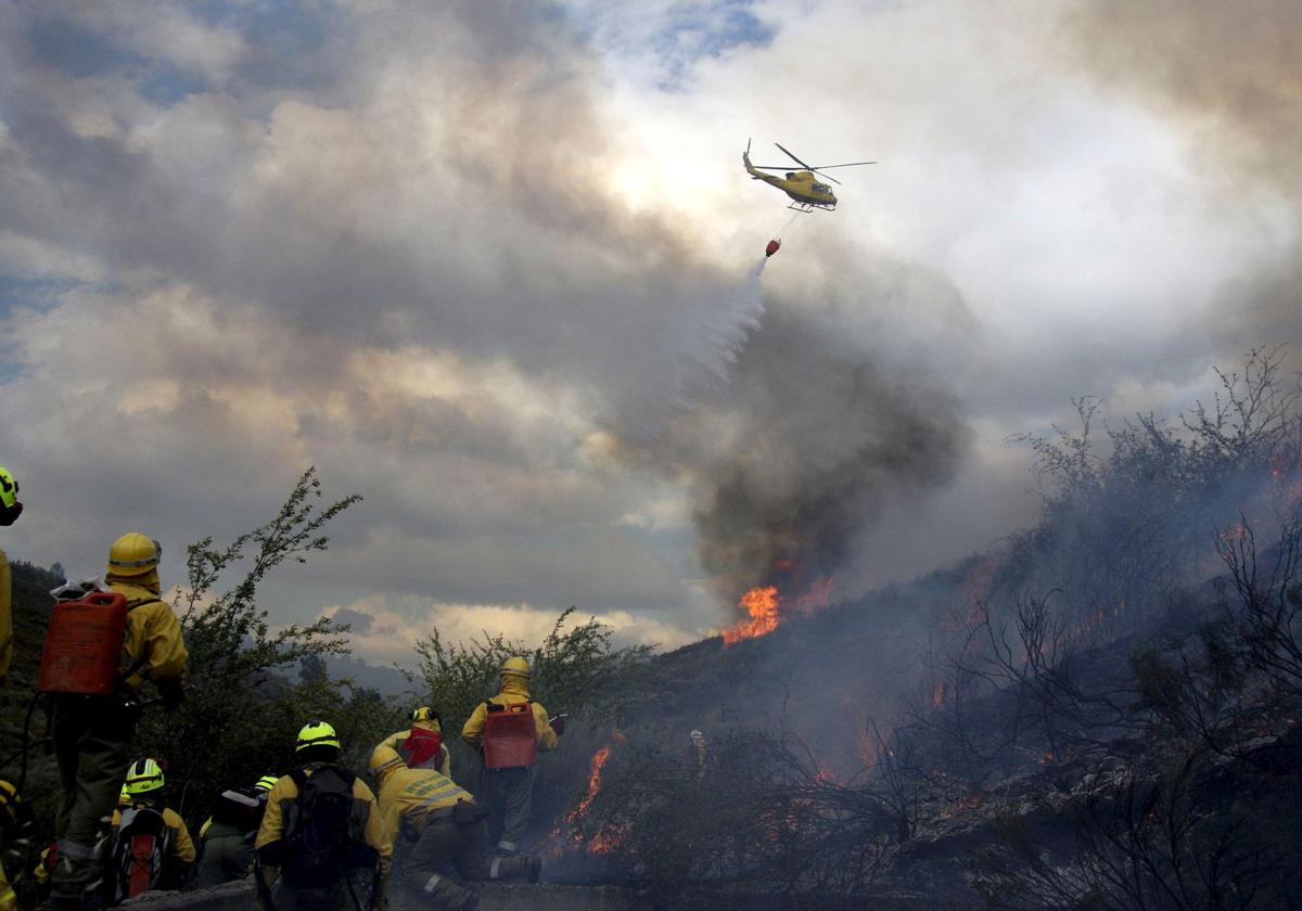 Imagen de archivo de la extinción de un incendio foretal.