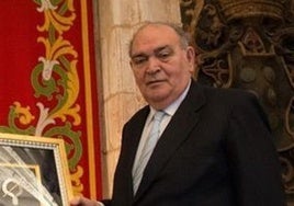 José María Peña, recibiendo el Báculo de Oro de la ciudad.