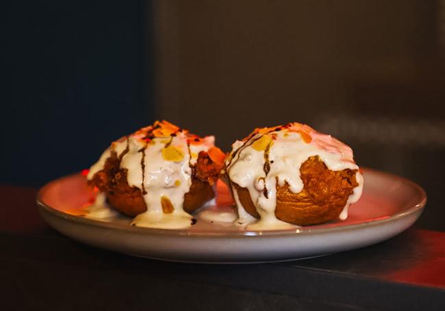 Champis rellenos de jamón y queso con salsa roquefort