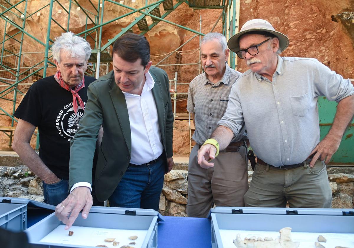 Juan Luis Arsuaga, José María Bermúdez de Castro y Eudald Carbonell con Alfonso Fernández Mañueco en los yacimientos de Atapuerca.