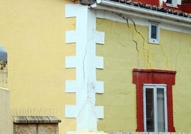 Una casa del barrio de Villatoro con grietas.