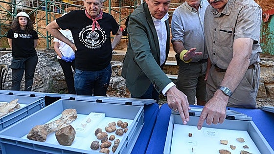 Mañueco reconoce el «modelo de éxito» de Atapuerca y su impacto para Castilla y León