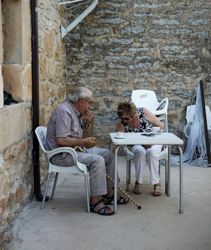 Imagen secundaria 2 - Vecinos en la terraza de la cantina de Quintanilla de las Viñas. 