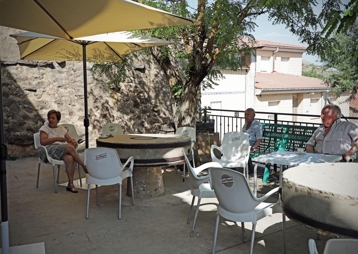 Imagen secundaria 1 - Vecinos en la terraza de la cantina de Quintanilla de las Viñas. 