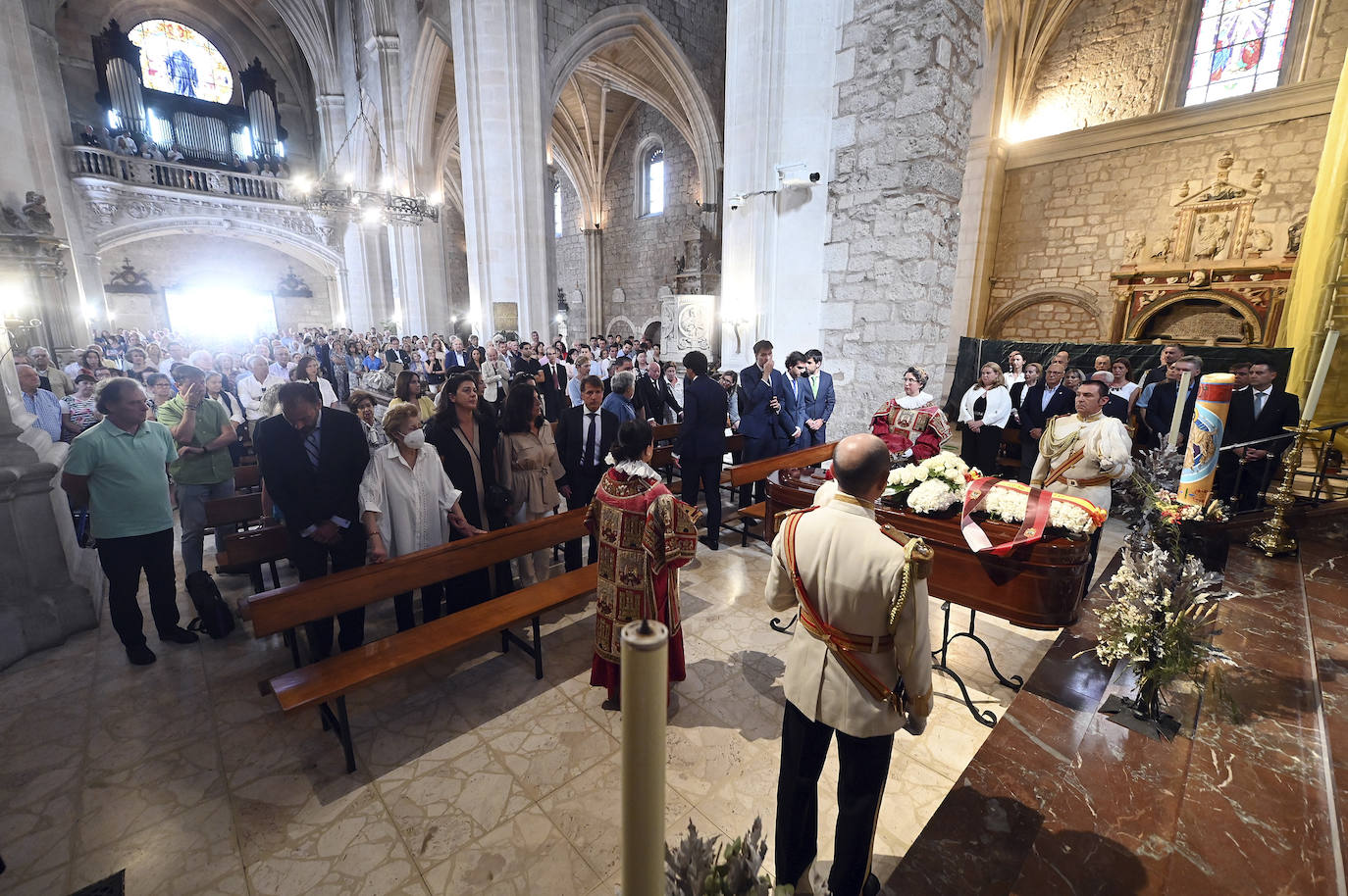 Imagen principal - Burgos da el último adiós a su alcalde más longevo, José María Peña