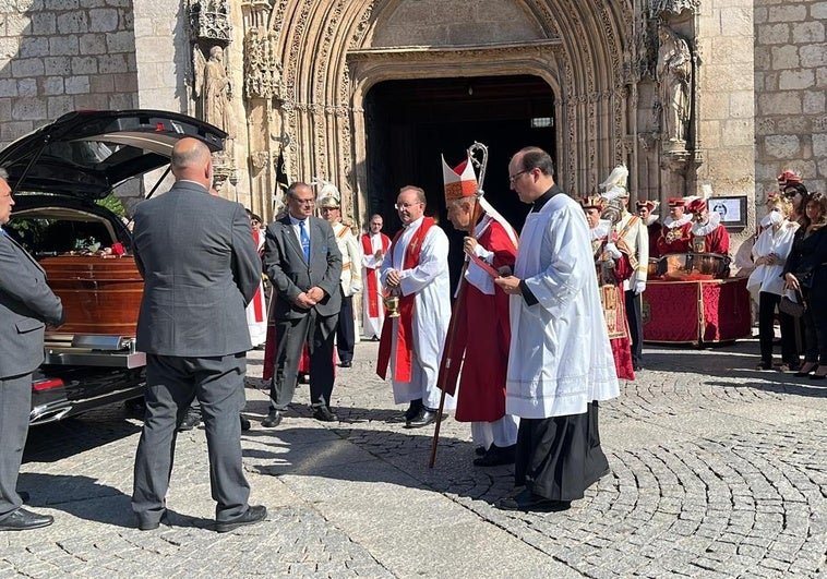 Momento de la entrada del féretro de Peña en la iglesia de San Lesmes.