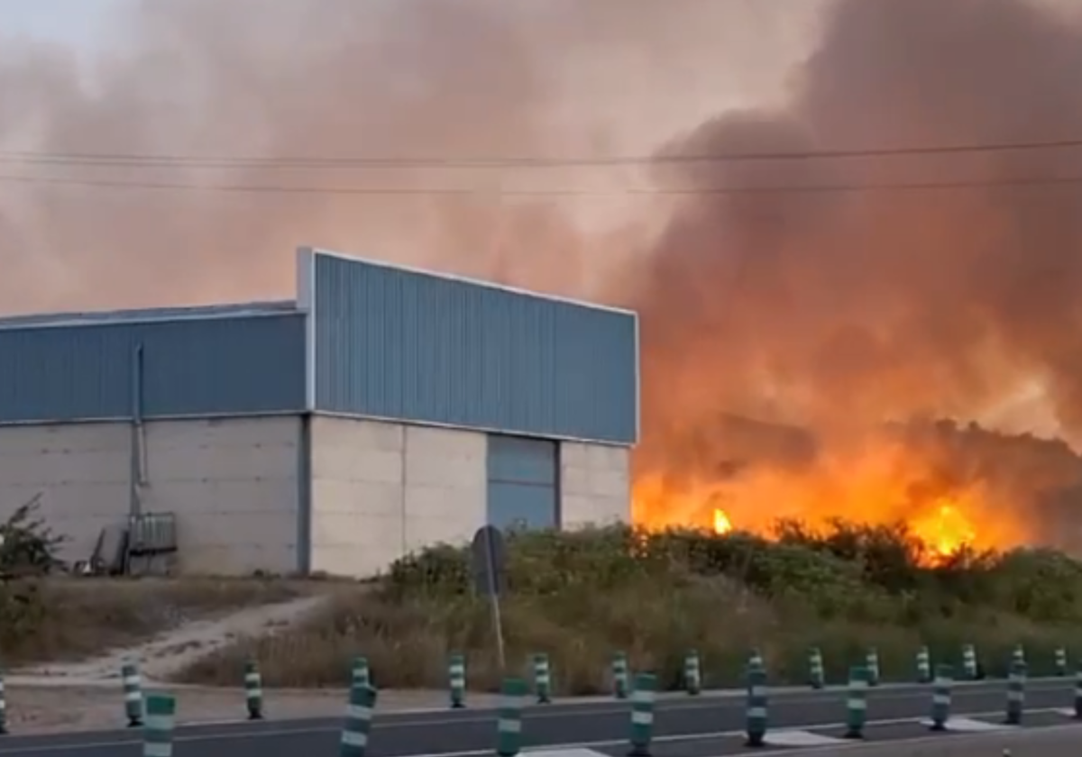 Un incendio cercano a la carretera pone en alerta a Briviesca