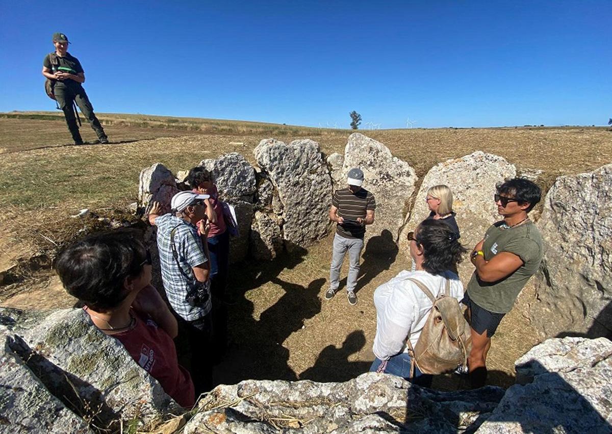 Imagen secundaria 1 - Arriba, despedida de los evaluadores; Visita al Dolmén de la Cabaña y al Museo del Petróleo. 