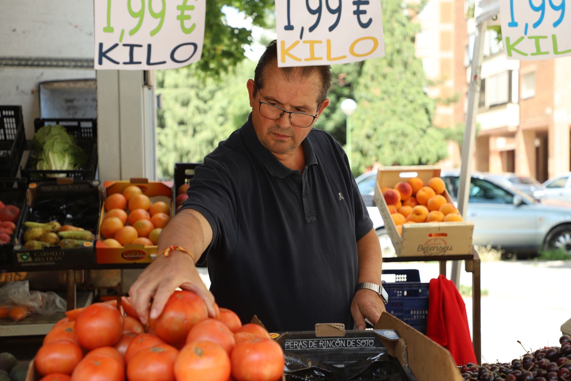 Paco Heredero en su puesto del mercado ambulante de Burgos.