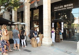 Colas a la entrada de la tienda de Harry Potter en Burgos.