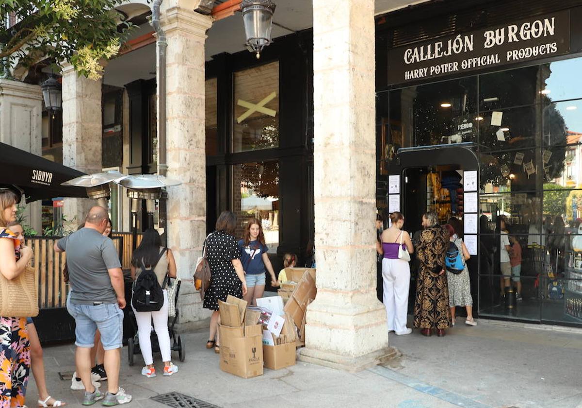 Colas a la entrada de la tienda de Harry Potter en Burgos.