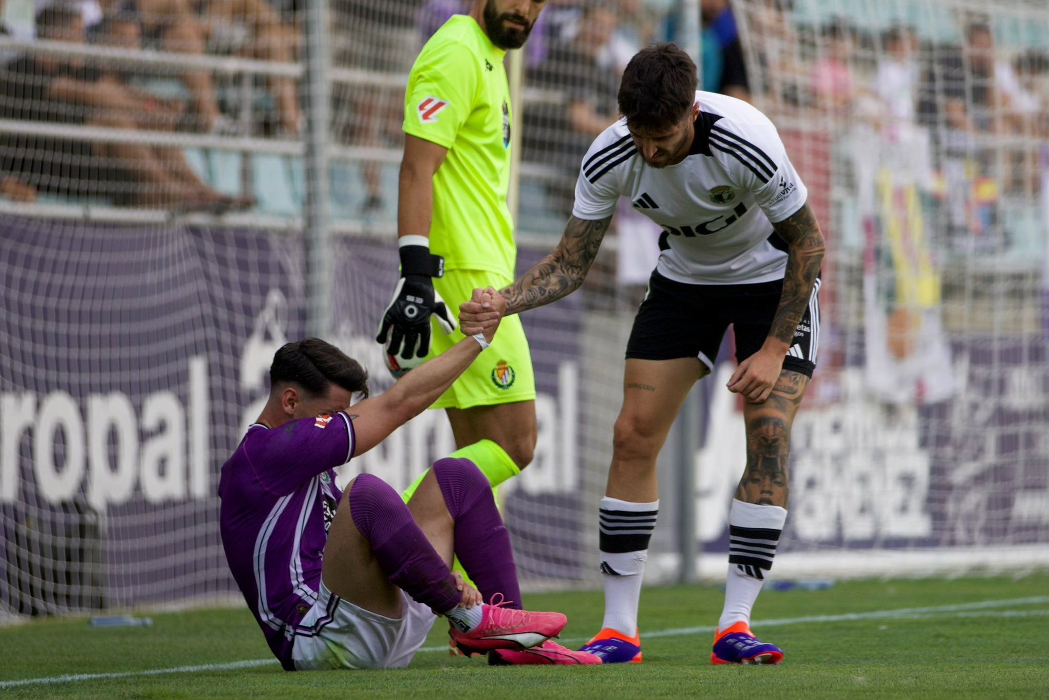 El partido fue de guante blanco sobre el césped.