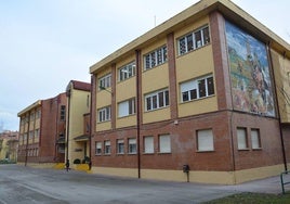 Colegio Fernando de Rojas, uno de los centros de cuyo mantenimiento de fachadas se encarga el servicio de Talleres y Almacenes del Ayuntamiento de Burgos.