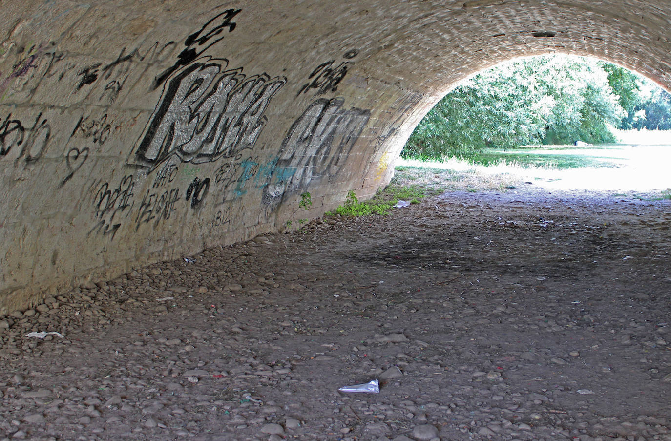 La basura se acumula en la ribera del Arlanzón en Burgos