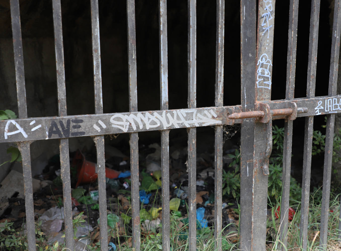 La basura se acumula en la ribera del Arlanzón en Burgos