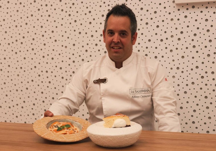 Alfonso Camarero, propietario de La Sastrería junto con sus canelones y tarta de queso