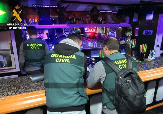 Un equipo de la Guardia Civil registrando un club en Castilla y León.