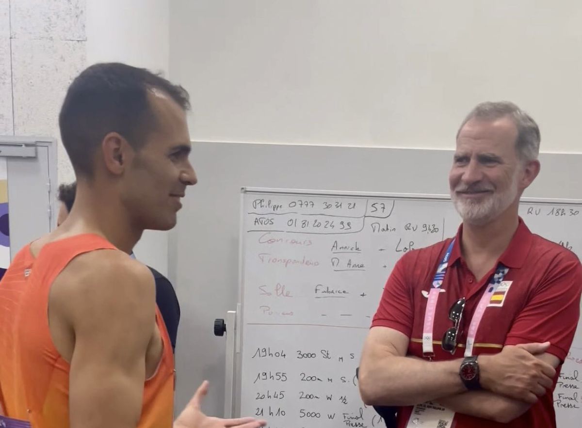 Dani Arce, junto al rey Felipe VI, tras la clasificarse para la final del 3.000 obstáculos.