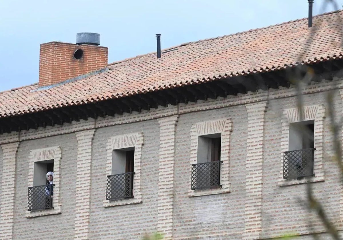 Una de las encastilladas en La Bretonera se asoma a una ventana.