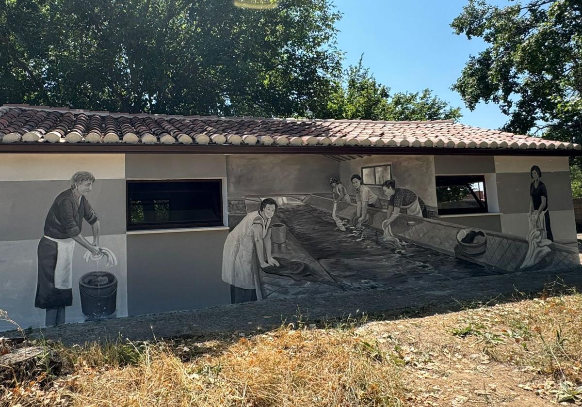 Mural en el lavadero restaurado de Quintanarraya.