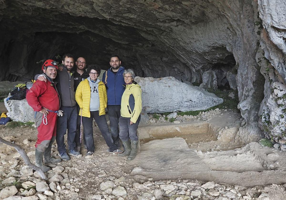 Excavaciones en la Cueva de Kaite