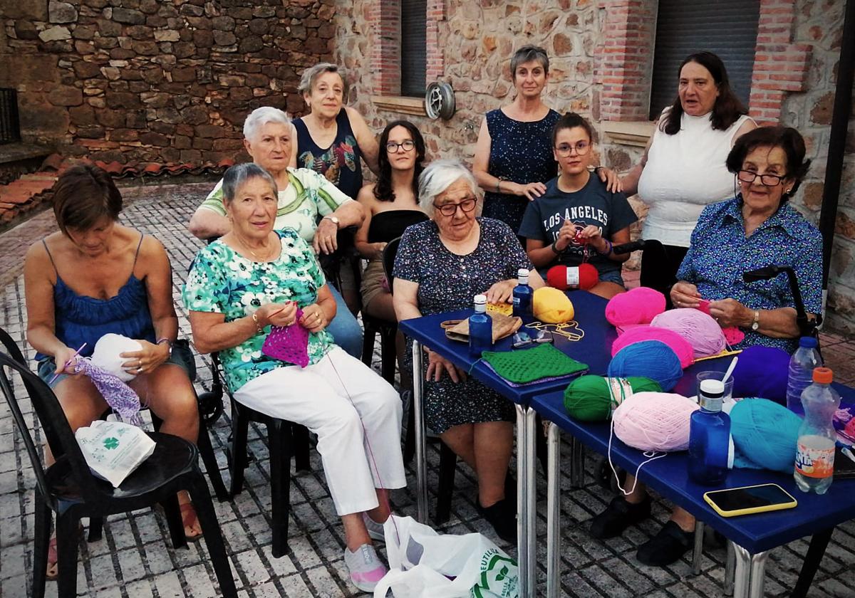 Una decena de mujeres participan en el taller de ganchillo de La Gallega.