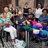 Generaciones unidas, las mujeres de un pueblo de Burgos embellecen sus calles con ganchillo