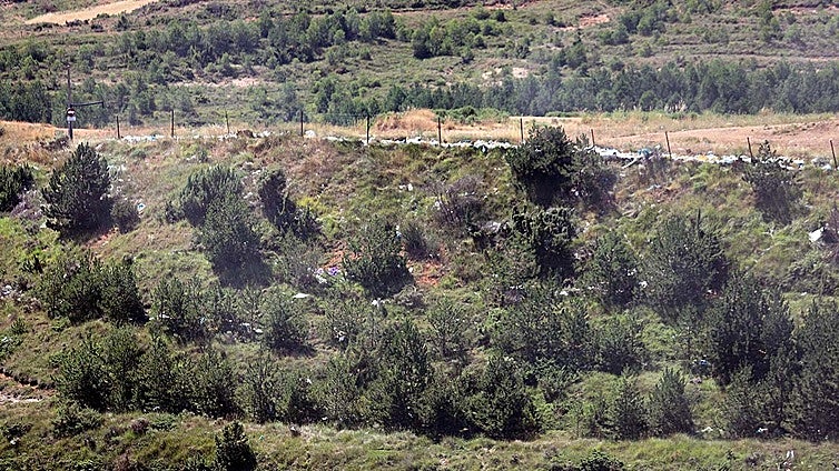 Convivir con tres centros de residuos en un pueblo de Burgos: carretera peligrosa, basura e incendios