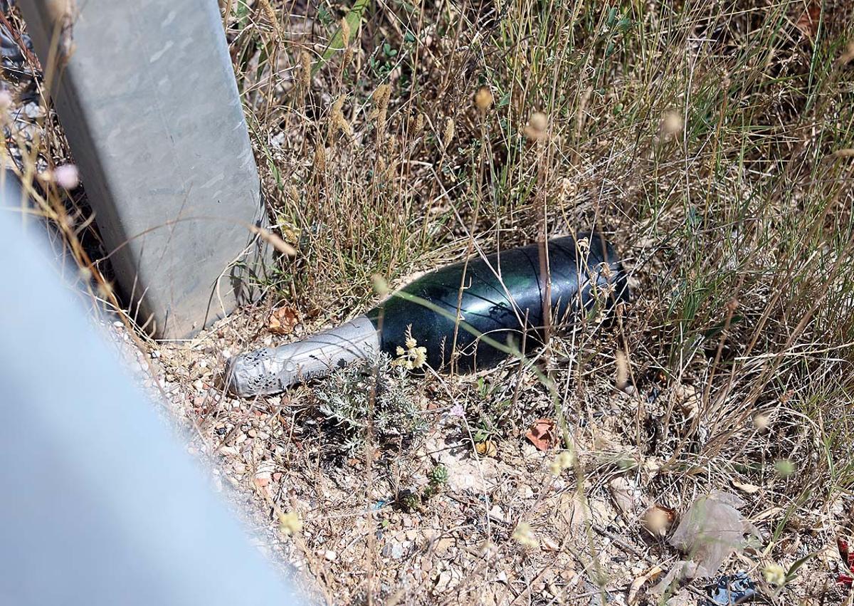 Imagen secundaria 1 - Basura en el exterior de los centros de residuos. 