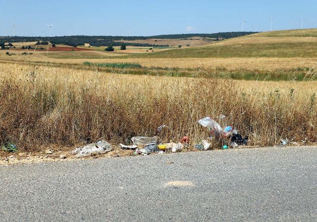 Basura en el exterior de la planta de reciclaje.