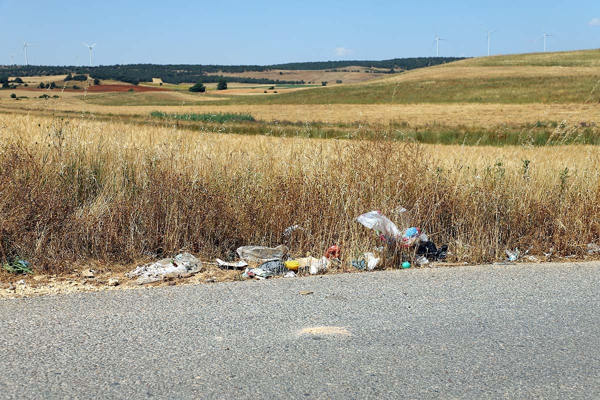 Basura en el exterior de los centros de residuos.