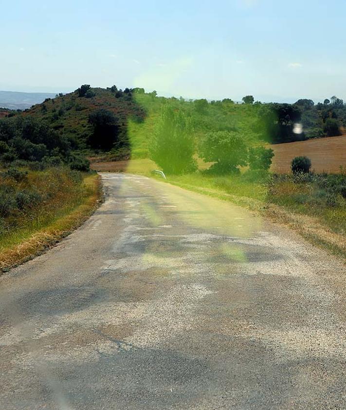 Imagen secundaria 2 - La carretera que lleva a Abajas es estrecha, en pendiente, con curvas y firme en mal estado. 