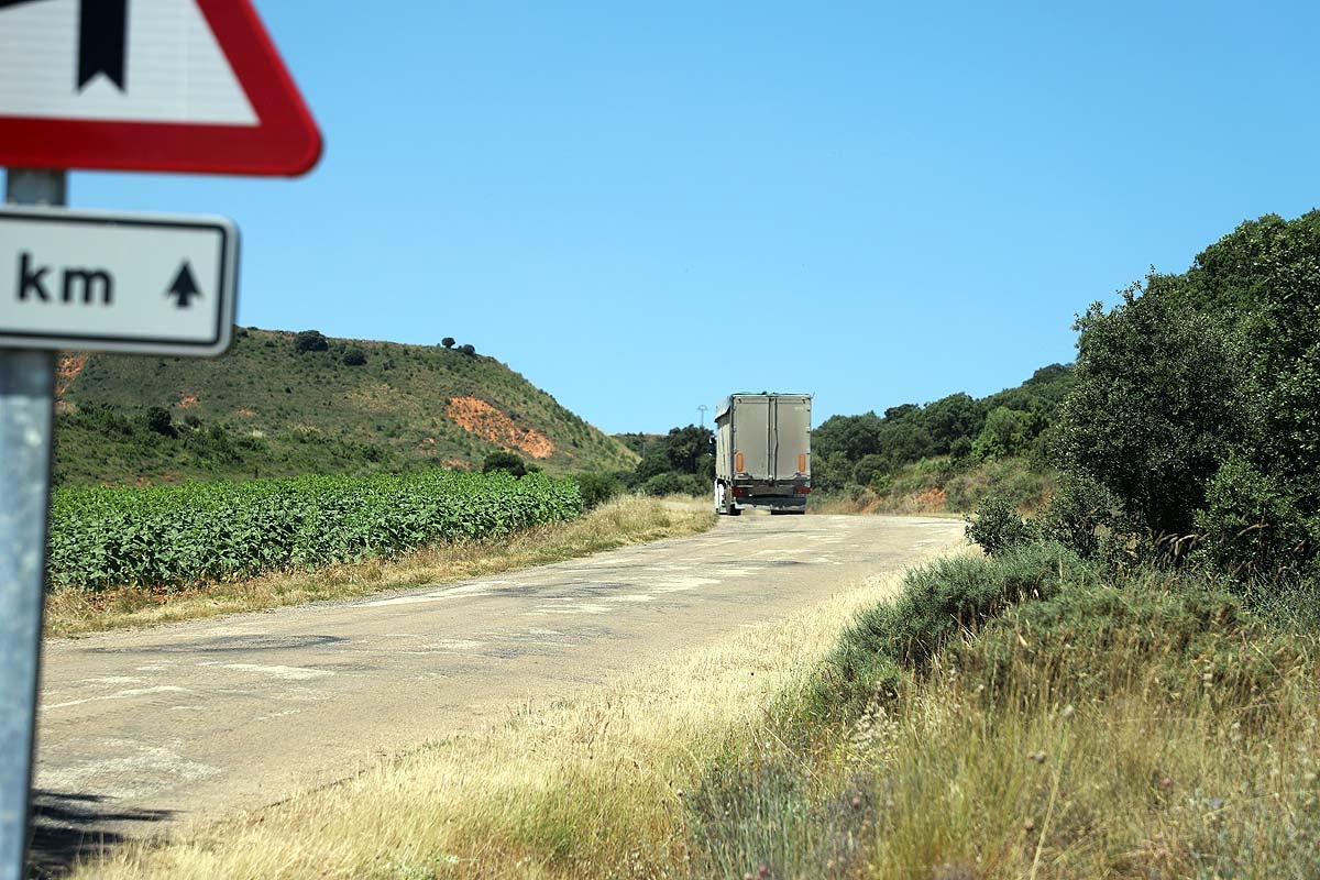 Carretera en mal estado, estrecha, con curvas y en pendiente que lleva a Abajas.