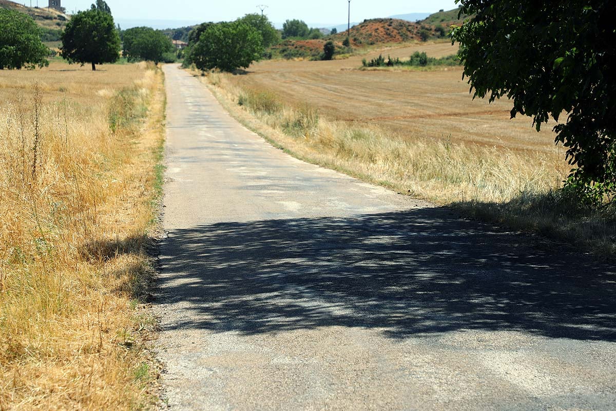 Carretera en mal estado, estrecha, con curvas y en pendiente que lleva a Abajas.