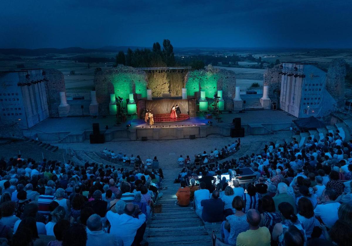 El festival celebrado en el teatro romano de Clunia Sulpicia no defraudó a un público entusiasmado.