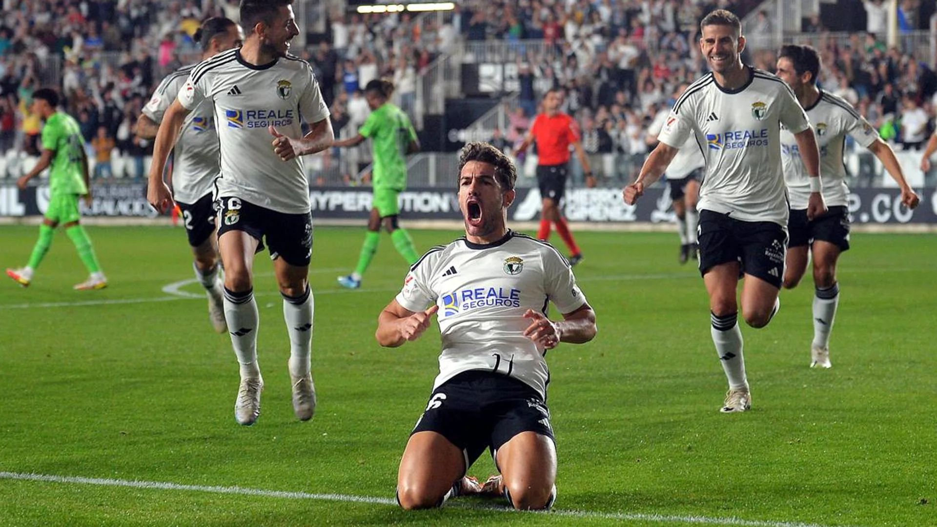 Curro, celebrando un gol en El Plantío.