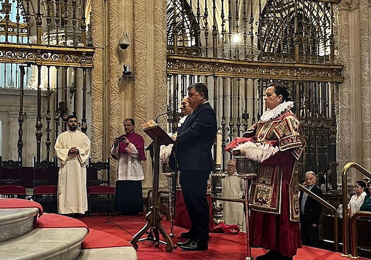 Manso en el momento de realizar el voto en la Catedral.