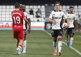 Íñigo Córdoba con el balón, uno de los debutantes del Burgos CF.