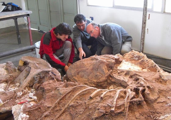 Miembros del CAS en una de sus visitas a Villa El Chocón en Argentina.