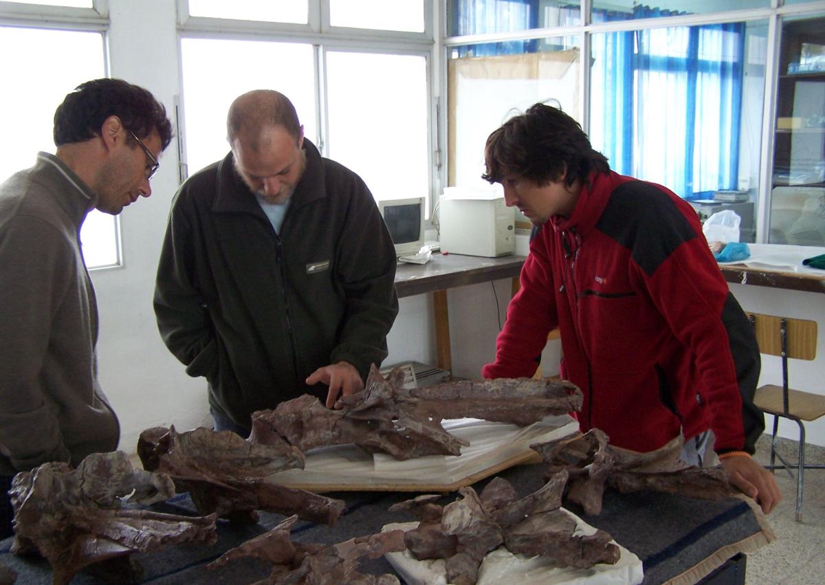 Imagen secundaria 1 - Visita de los miembros del CAS a Villa El Chocón y a la excavación. 