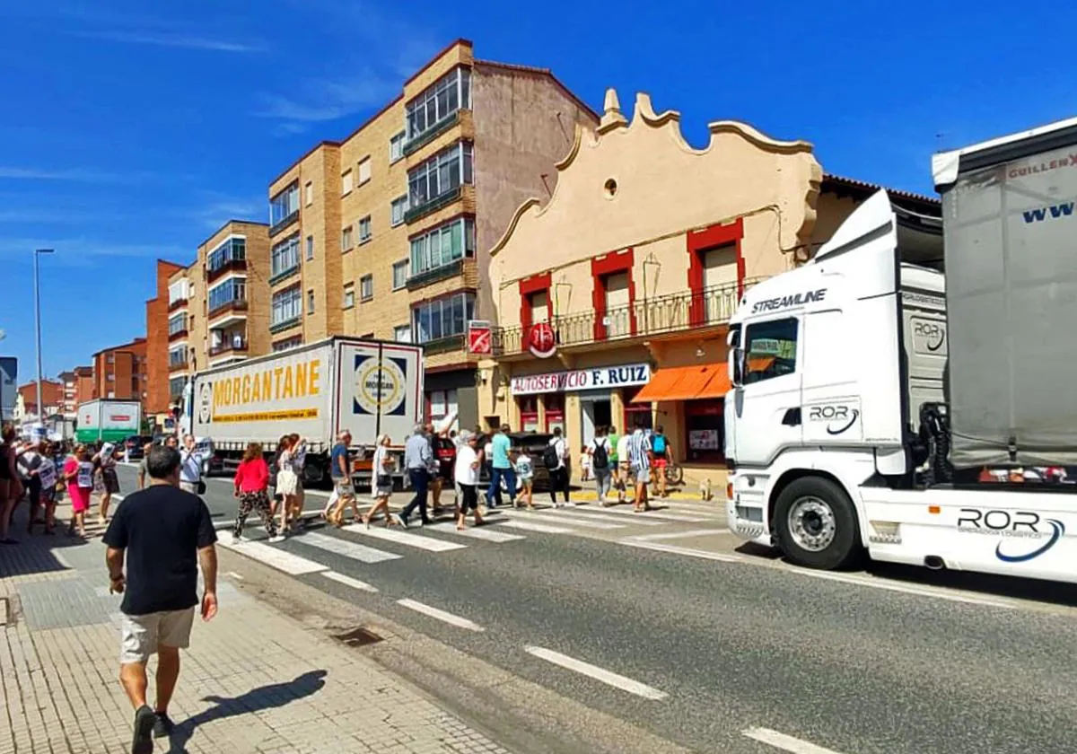 Los vecinos de Belorado protestan colapsando los pasos de peatones del pueblo.