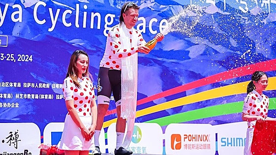 Podio de Aaron Gate y liderato de la montaña en la Trans-Himalaya